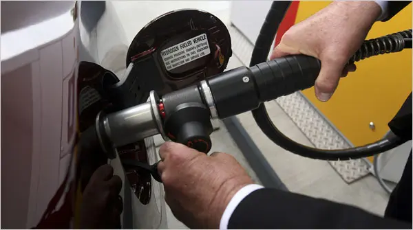 Hydrogen fueling nozzle at station