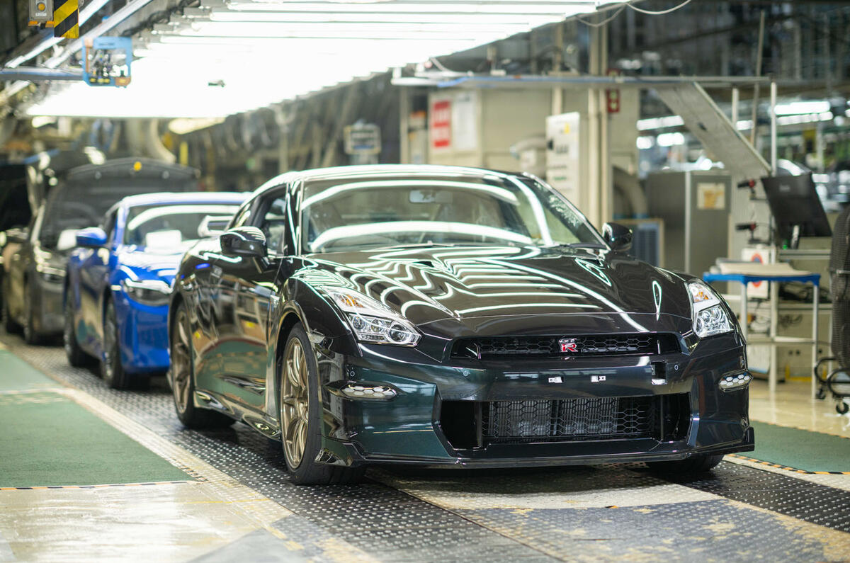 final-nissan-gt-r-production-line