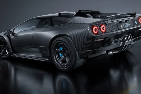 Eccentrica Pacchetto Titano Lamborghini Diablo restomod with V12 engine and carbon fiber upgrades